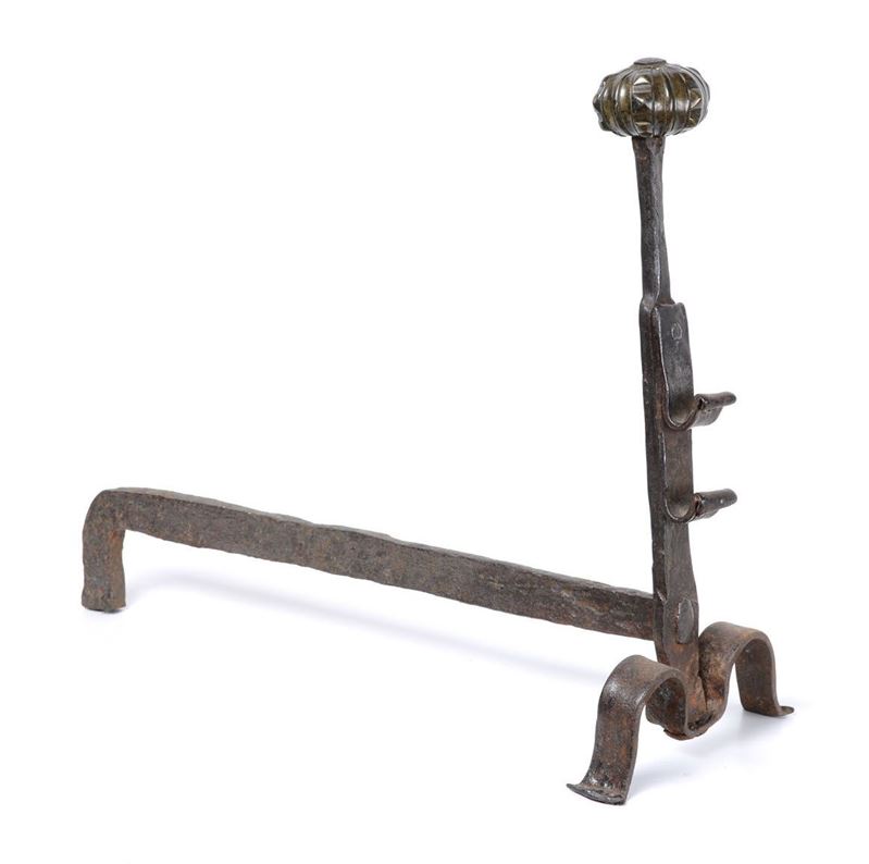 Alare in ferro battuto, pomolo in bronzo con motivo decorativo a diamante, XVI secolo  - Asta Antiquariato - Cambi Casa d'Aste