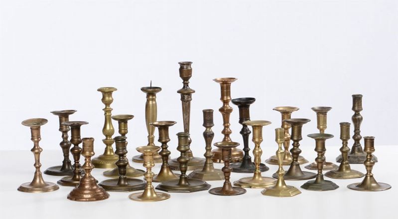Lotto composto da 25 candelieri domestici antichi, XVII-XIX secolo  - Asta Antiquariato - I - Cambi Casa d'Aste