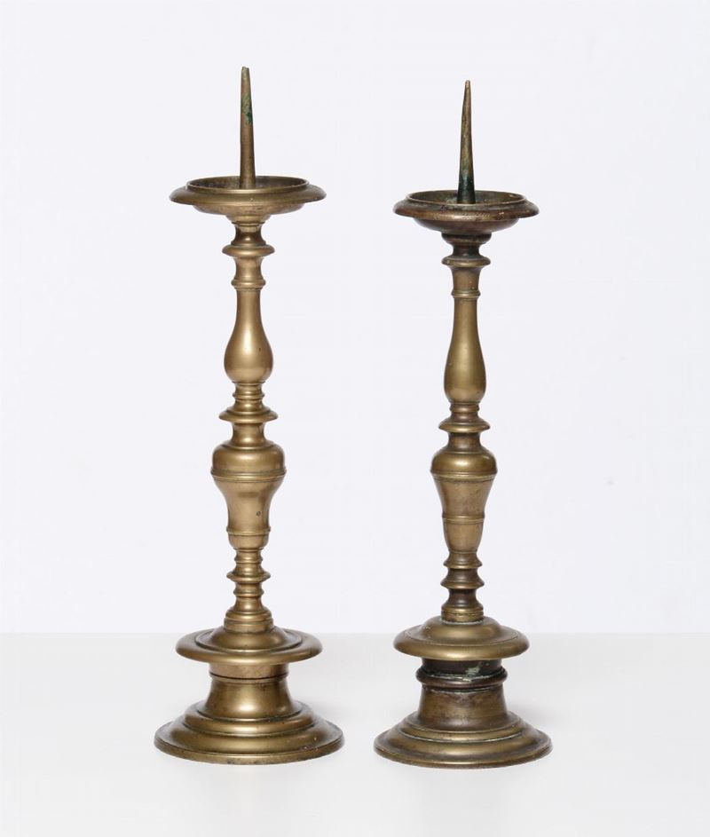 Due candelieri in bronzo dorato, XVII secolo  - Asta Asta a Tempo Oggetti d'Arte - IV - Cambi Casa d'Aste