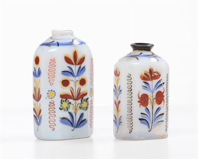 Coppia di Bottigliette in Vetro Lattimo Decorate con Motivi Floreali, Venezia, XVIII Secolo