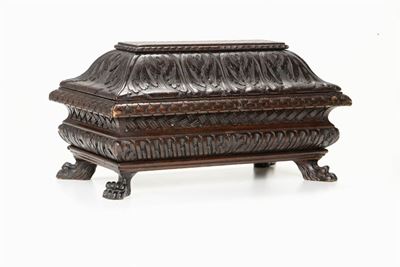 Scatola Ad Urna il Legno Intagliata a Fogliami e con Gambe Leonine, Italia XIX Secolo
