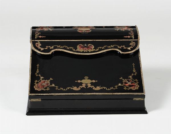 Scrittoio da viaggio con bandella apribile con intarsi in ottone, XIX secolo
