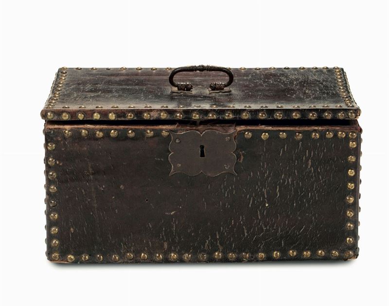Un antico bauletto in cuoio con borchie in ottone e maniglia in ferro dorato  - Auction Works of Art Timed Auction - IV - Cambi Casa d'Aste