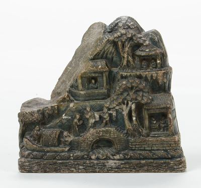 Frammento di Scultura in Pietra Verde Raffigurante “paesaggio con Fiume, Barca e Ponte”, Cina XX ...