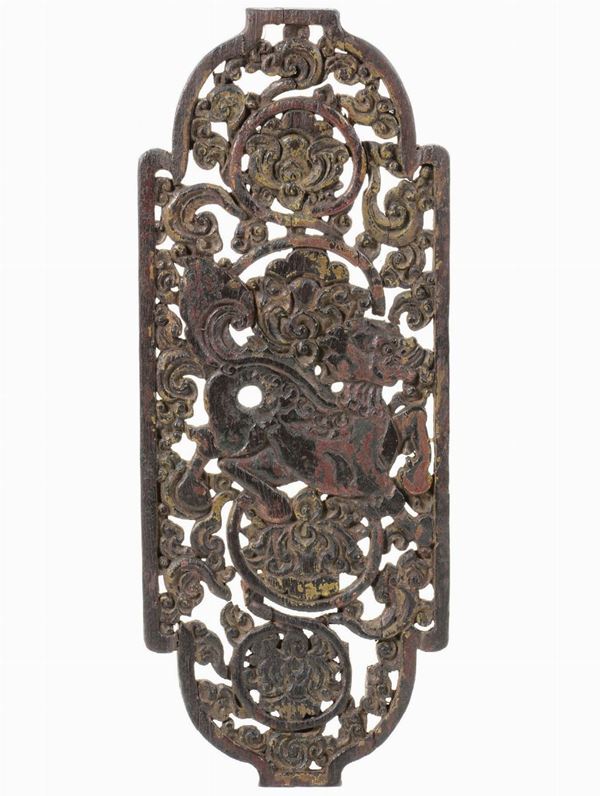 Antico pannello in legno scolpito raffigurante drago e motivi floreali, Cina (?)