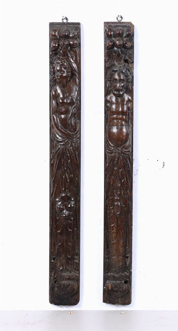 Coppia di antiche lesene in legno, scolpite con una figura maschile e una femminile, rappresentanti l’Abbondanza, XVII secolo