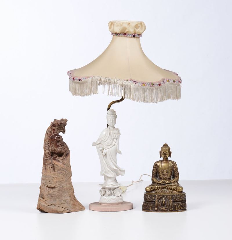 Lotto composto da un Buddha in bronzo, una scultura cinese in radica raffigurante “Saggio”, una lampada con una Guanjin in porcellana  - Asta Asta a Tempo Ceramiche - III - Cambi Casa d'Aste
