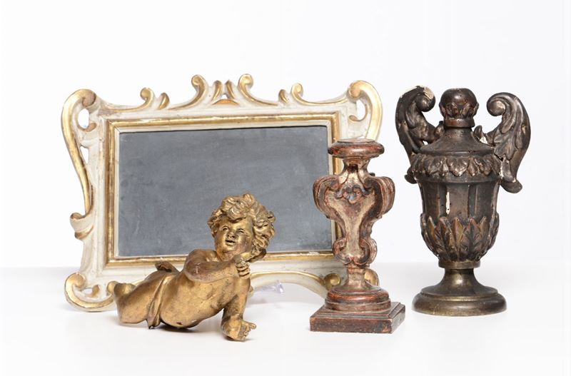 Lotto composto da 4 oggetti in legno intagliati: due perettoni, un angiolo (mancanze), una cartagloria toscana del 600  - Auction Works of Art Timed Auction - IV - Cambi Casa d'Aste
