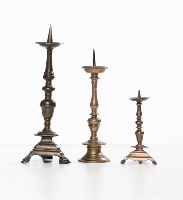 Lotto composto da 3 antichi candelieri in bronzo di fogge e dimensioni diverse