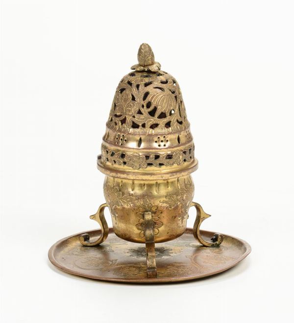 Lotto composto da una lanterna veneziana in ottone traforato, XVIII secolo e da un antico spargi essenze  [..]