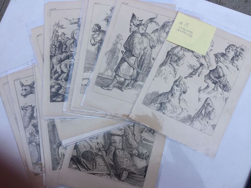 Cartella contenente 15 antiche stampe raffiguranti “Teste, costumi, armi ecc.” dell’antichità  - Auction Prints Timed Auction - II - Cambi Casa d'Aste