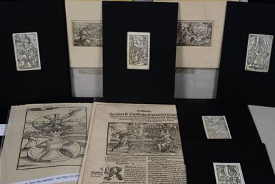 Cartella Contenente 18 Xilografie Antiche di Dimensioni ed Epoche Diverse