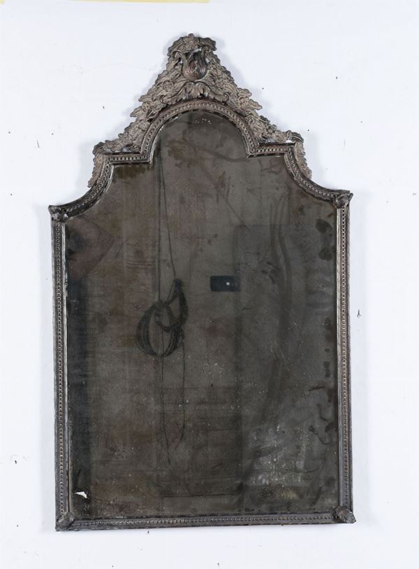 Specchiera in metallo (rame?) sbalzato e argentato, con fregio a motivi floreali. XIX-XX secolo