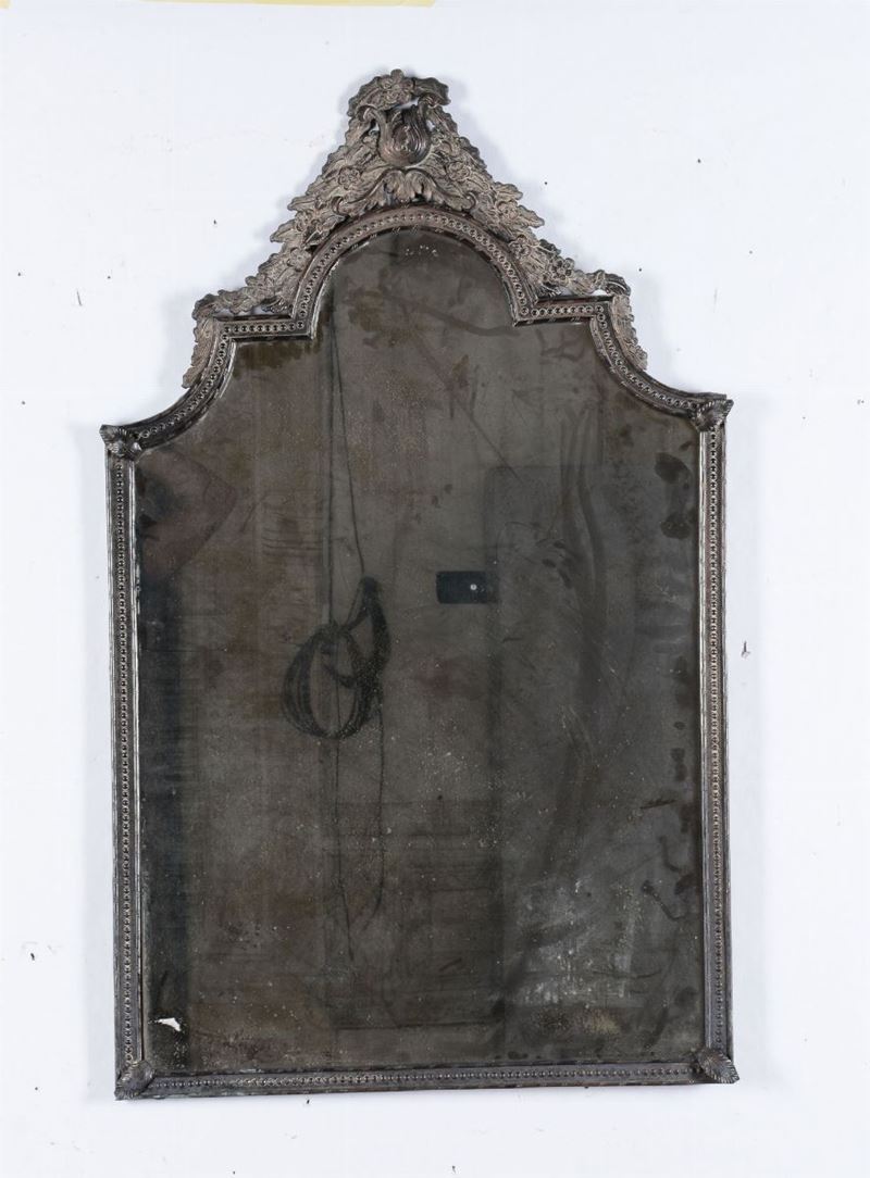 Specchiera in metallo (rame?) sbalzato e argentato, con fregio a motivi floreali. XIX-XX secolo  - Auction Fine Art Timed Auction - V - Cambi Casa d'Aste