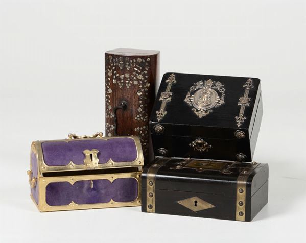 Gruppo di due scatole e due bauletti, di cui uno con intarsi in madreperla, XIX secolo