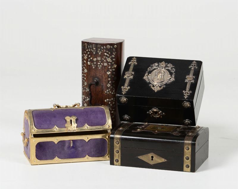 Gruppo di due scatole e due bauletti, di cui uno con intarsi in madreperla, XIX secolo  - Asta Asta a Tempo Oggetti d'Arte - IV - Cambi Casa d'Aste