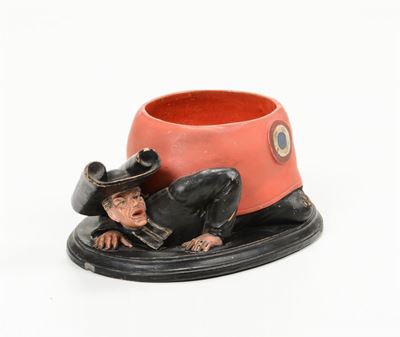 Interessante Vasetto in Terracotta Dipinta Rappresentate un Prete Schiacciato da un Berretto Fran...
