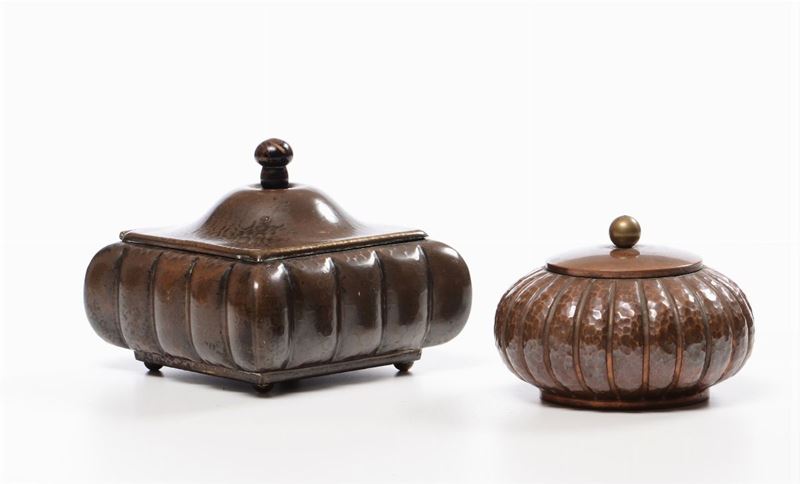 Due scatole in rame martellato, una di forma quadrata e l’altra rotonda, quest’ultima marchiata Vezzetti, anni “30  - Auction Ceramics Timed Auction - III - Cambi Casa d'Aste