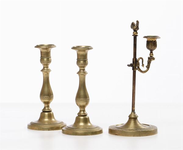 Coppia di candelieri in ottone in stile impero e un candeliere