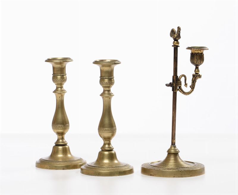 Coppia di candelieri in ottone in stile impero e un candeliere  - Asta Asta a Tempo Oggetti d'Arte - IV - Cambi Casa d'Aste