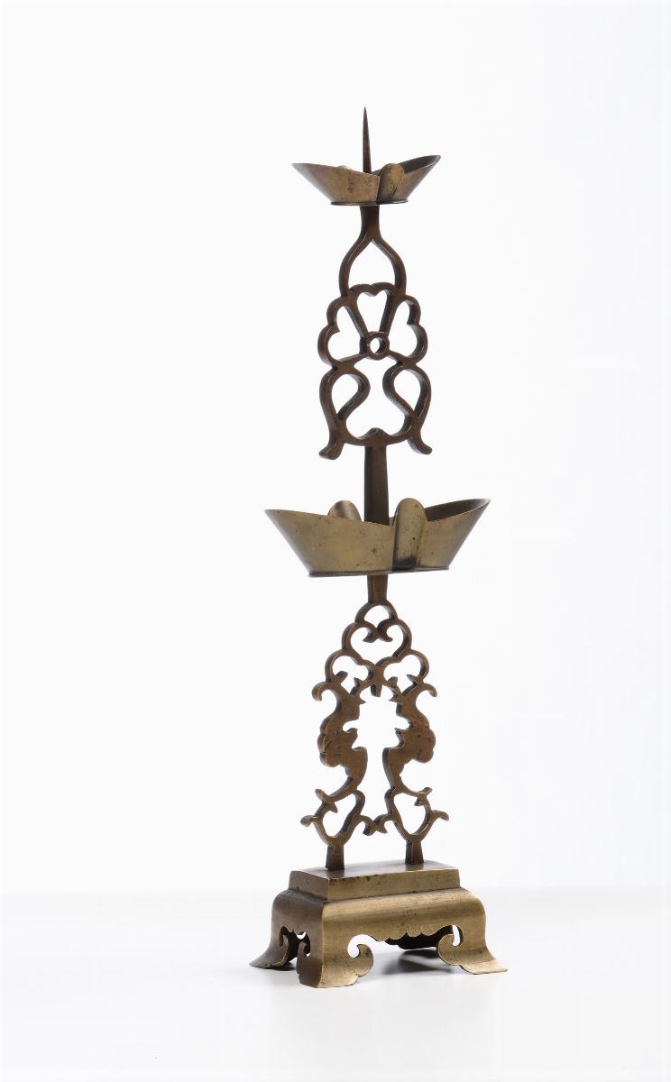 Candeliere in bronzo traforato, Cina (?) XIX secolo  - Asta Asta a Tempo Ceramiche - III - Cambi Casa d'Aste