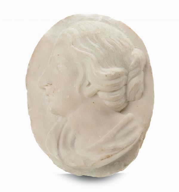 Profilo di fanciulla in marmo bianco di Carrara. Scultore degli inizi del XIX secolo