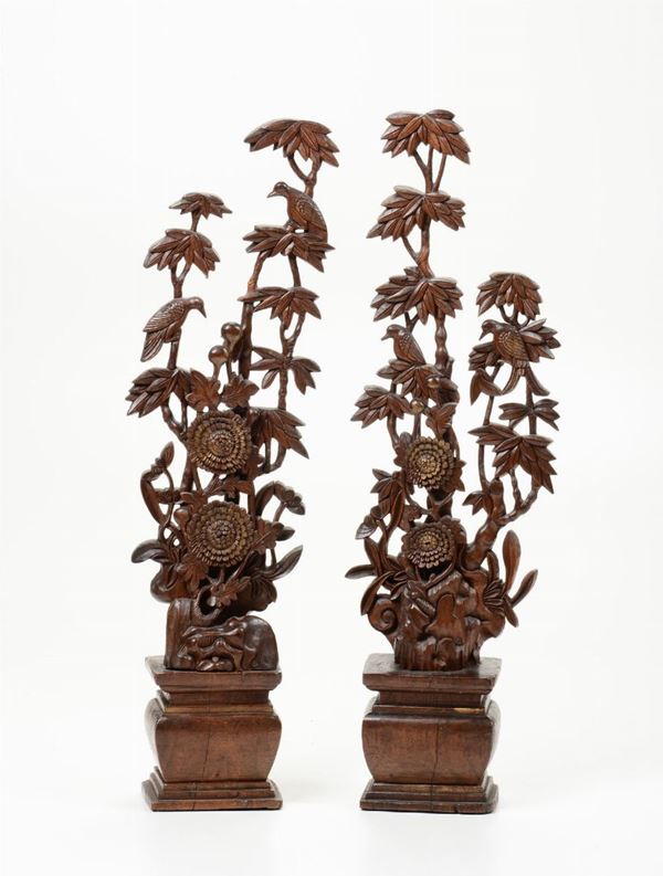 Due composizioni floreali in legno scolpito, Cina? XX secolo