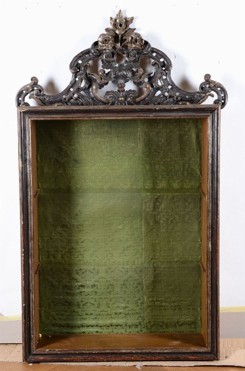 Cornice/vetrina con cimasa in legno intagliato, XVIII-XIX secolo  - Asta Antiquariato - I - Cambi Casa d'Aste