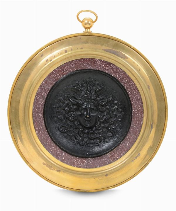 Medaglione con testa di medusa, entro cornice in bronzo dorato e interno in porfido, XIX secolo