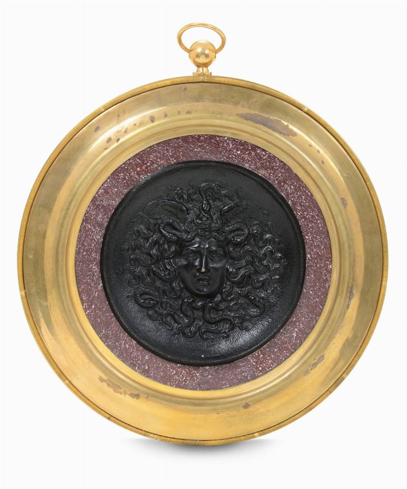 Medaglione con testa di medusa, entro cornice in bronzo dorato e interno in porfido, XIX secolo  - Auction Fine Art - I - Cambi Casa d'Aste