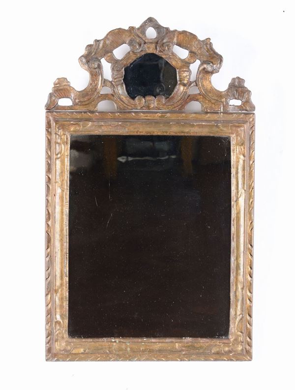 Piccola specchiera in legno intagliato e dorato con cimasa, XVIII secolo
