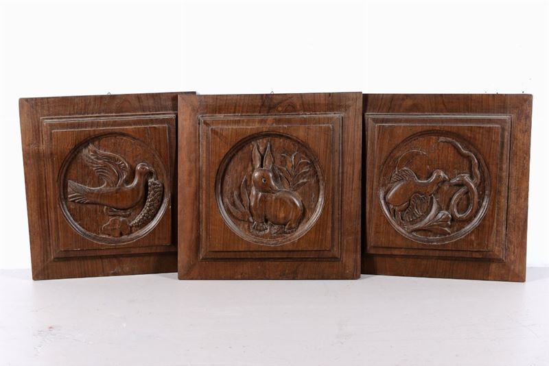 Tre pannelli in legno scolpito con animali, XVIII-XIX secolo  - Asta Antiquariato II - Asta a Tempo - Cambi Casa d'Aste