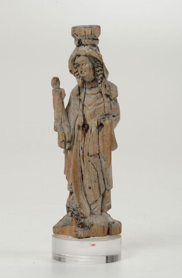 Madonna con bambino XV secolo (?). Piccola scultura gotica in legno, in origine policroma.