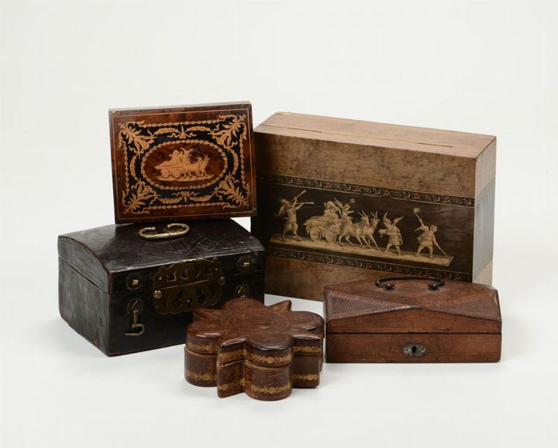 Due antichi cofanetti, una antica scatola in cuoio lavorato e due scatole diverse  - Auction Works of Art Timed Auction - IV - Cambi Casa d'Aste