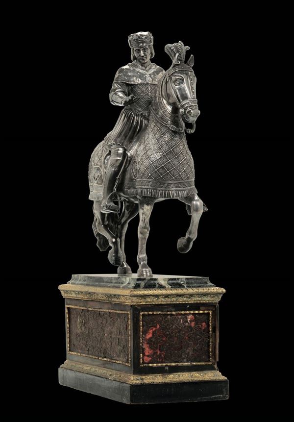 Importante scultura equestre in argento fuso e cesellato raffigurante Re Luigi IX. Arte francese del XIX secolo. Apparentemente privo di punzonatura
