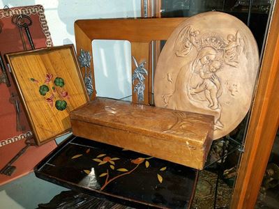 Lotto di Cornicette e Scatola in Legno, Due Vassoietti, una Placca in Terracotta, un Servizio da ...