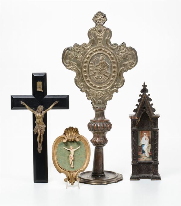 Lotto di bastone processionale in rame, una cornicetta e due crocifissi