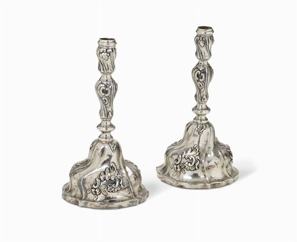 Coppia di candelieri in argento sbalzato e cesellato, punzone della Torretta con datario non leggibile. Genova probabile XVIII secolo