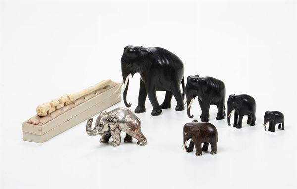 Lotto di elefanti e oggetto in avorio portaspilli