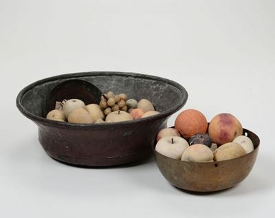 Lotto di Due Bacili in Rame con Frutta in Marmo Dipinto