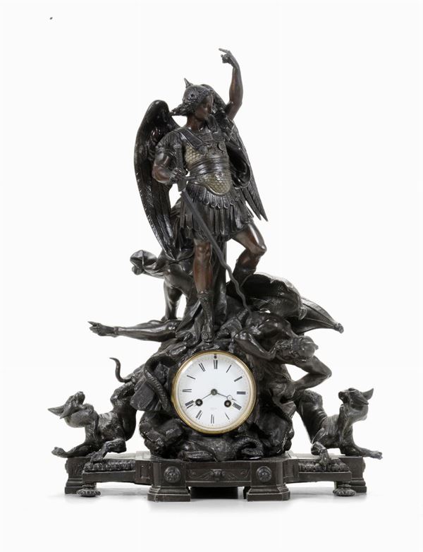 Pendola da tavolo in metallo brunito con Arcangelo Michele, XIX-XX secolo