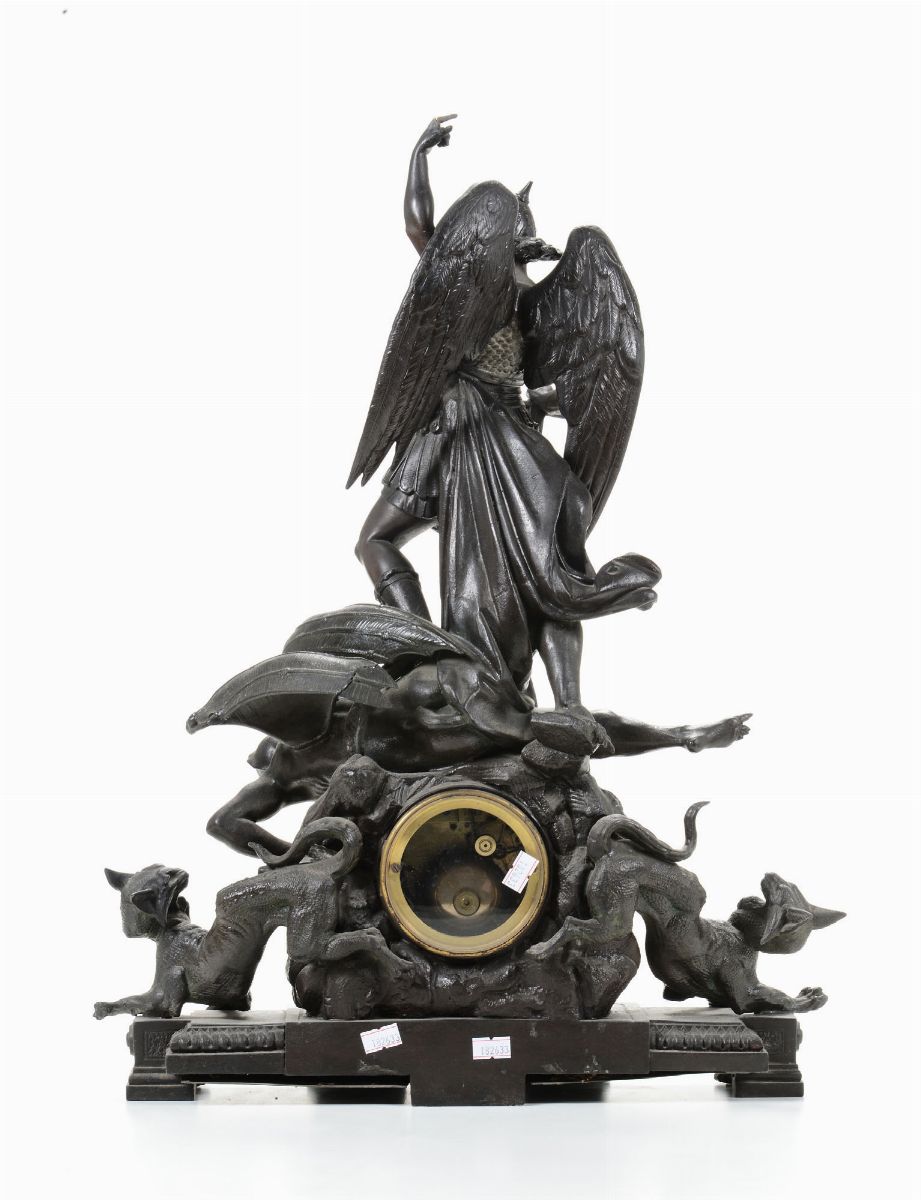 Pendola da Tavolo in Metallo Brunito con Arcangelo Michele, XIX-XX Secolo