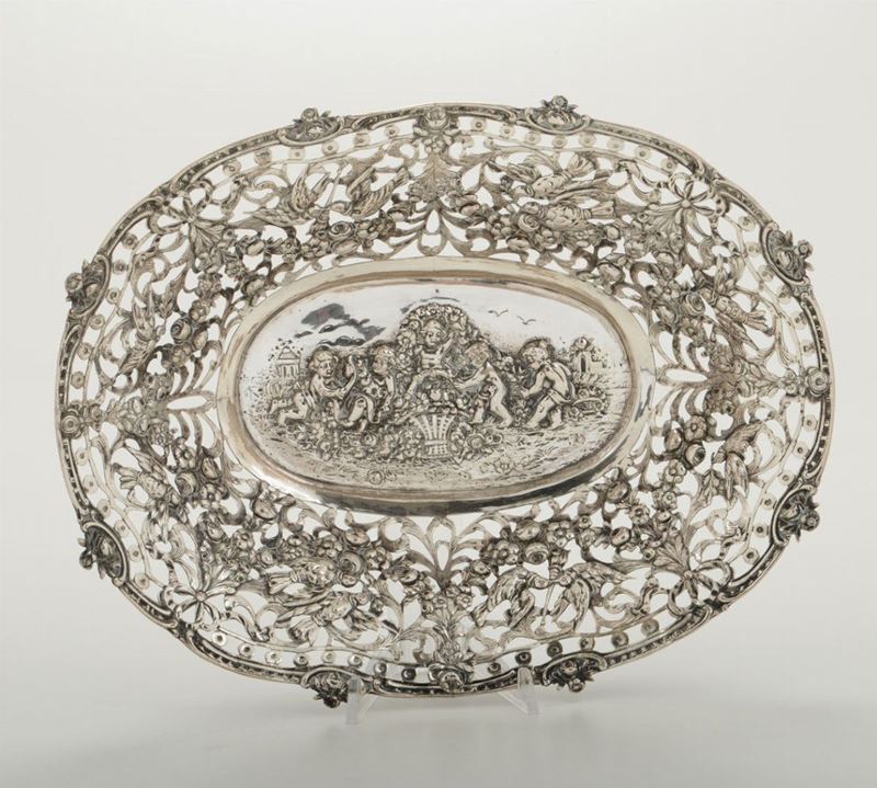 Vassoietto in argento cesellato e traforato, manifattura del XIX-XX secolo  - Asta Antiquariato - I - Cambi Casa d'Aste