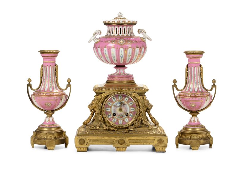 Trittico da camino in bronzo dorato e porcellana, XIX-XX secolo  - Auction Pendulum and clocks - Cambi Casa d'Aste