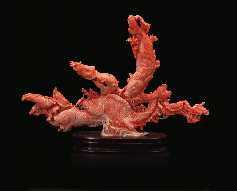 Gruppo scolpito in corallo con figure di carpe tra i flutti, Cina, inizio XX secolo  - Asta Fine Chinese Works of Art - Cambi Casa d'Aste