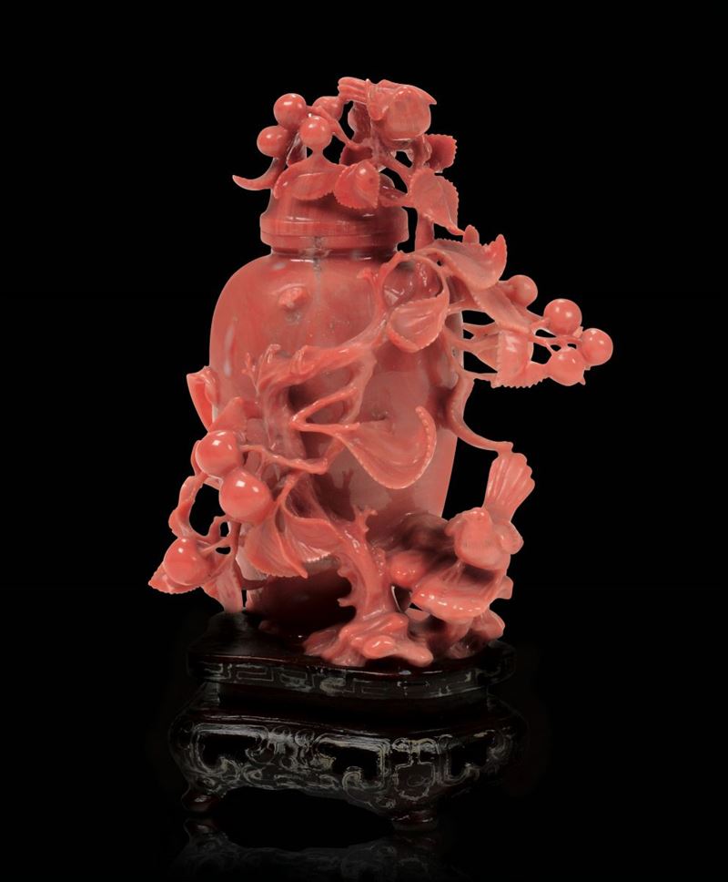 Piccolo vaso con coperchio scolpito in corallo con uccellino tra i rami, Cina, inizio XX secolo  - Asta Fine Chinese Works of Art - Cambi Casa d'Aste