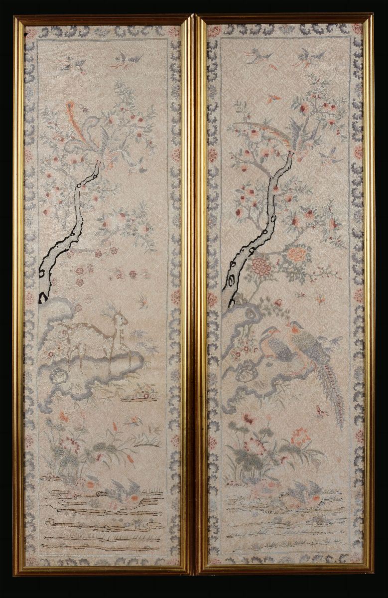 Coppia di panelli in tessuto ricamato con raffigurazioni naturalistiche di animali entro paesaggio, Cina, XIX secolo  - Asta Fine Chinese Works of Art - Cambi Casa d'Aste
