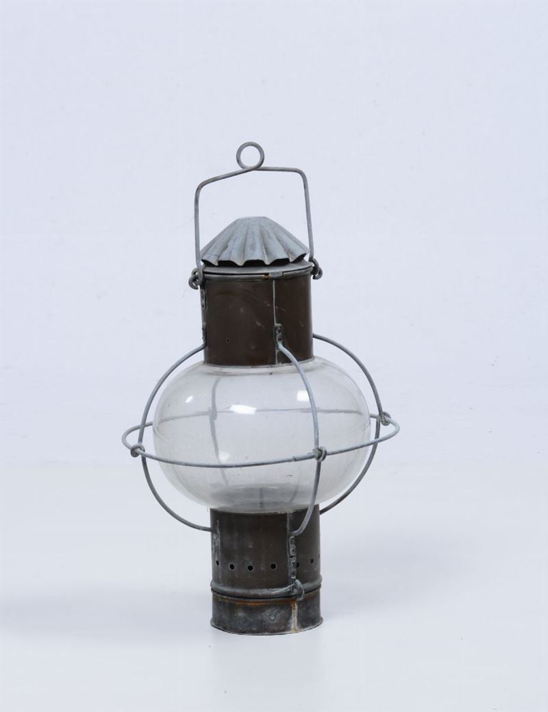 Lanterna da scialuppa con vetro a cipolla, XX secolo  - Auction Maritime Art and Scientific Instruments - II - Cambi Casa d'Aste
