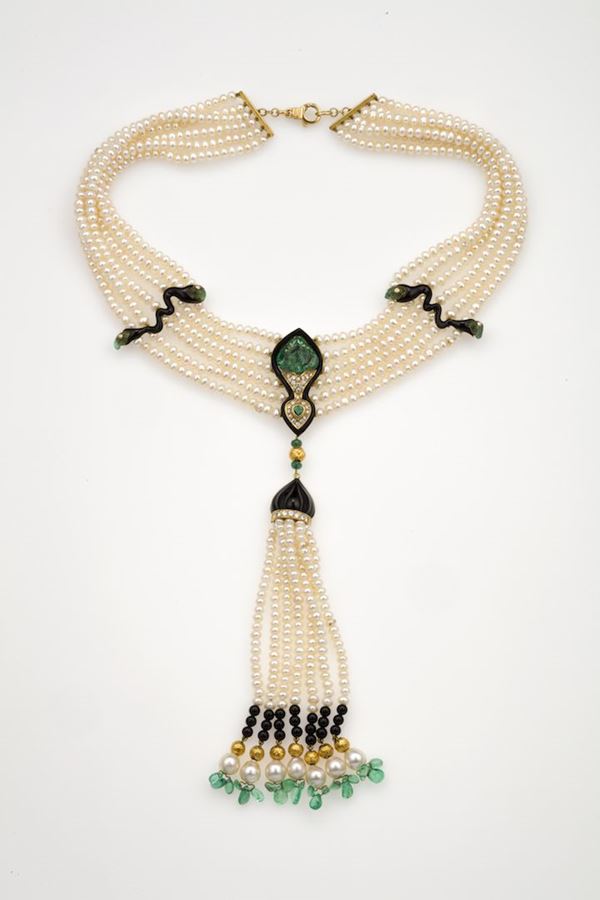 Girocollo a sei fili di perle coltivate con smeraldi incisi, diamanti e smalto nero