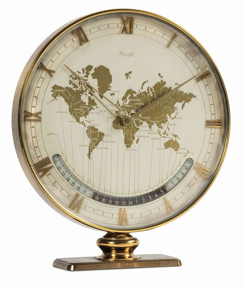 KIENZLE, World Time gilt brass Desk Clock. Orologio in ottone dorato, con ore del mondo, apertura per le 24 ore e indicazione del giorno e della notte. Realizzato nel 1950 circa  - Asta Orologi da polso e da tasca - Cambi Casa d'Aste